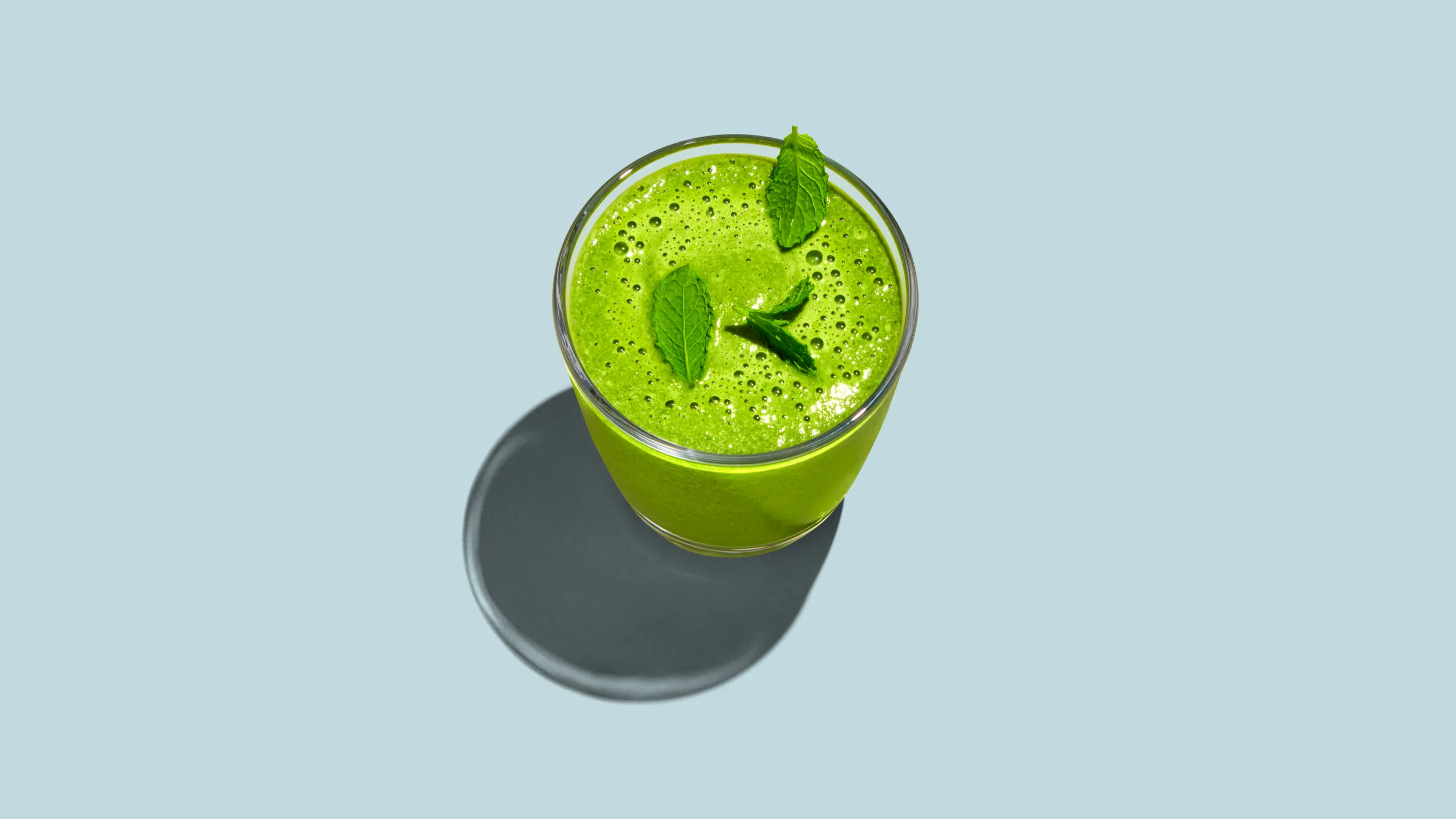 napój matcha w szklance